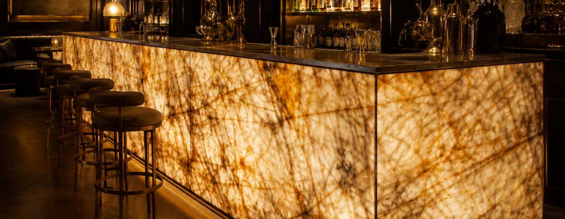 Bancone bar retroilluminato in cristallo d'autunno